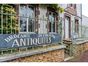 Houdan - Vaste local commercial avec matériaux charmants et de qualités