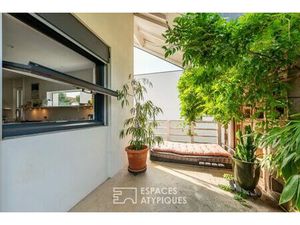 Maison d'architecte rénovée avec piscine et jardin.