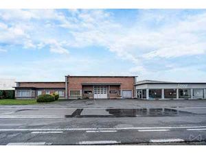 Maison de plain-pied avec garage automobile