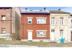 Maison 3 façades idéalement située dans le village de Carniè