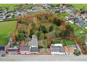 Spacieuse habitation avec commerce sur 93 ares