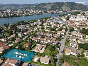 ◊ À vendre : Parcelle de terrain arborée 1200m² – Tain-l’Hermitage (26)