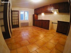 Maison de village100m2 à louer sur Graveson  sans extérieur  deux chambres plus bureau  do