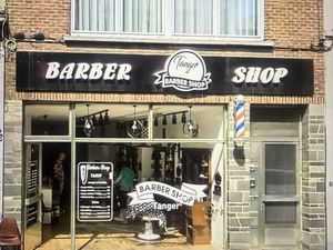 Magasin à louer à 100m de la place Van Meenen. Libre.