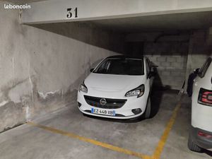 Place de parking en garage couvert à vendre dans le centre d'Antibes