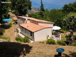 Maison en pierre avec 4800 M2 de terrain