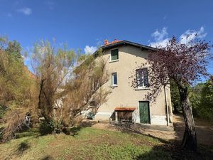 CRAPONNE Maison ancienne à proximité du centre au calme