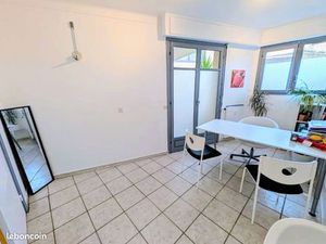 Bureau meublé et partagé à louer au sein d’un cabinet paramédical – Vence centre (Place du