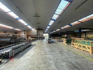 1.130 m² magazijn met kantoor en 500 m² buitenterrein