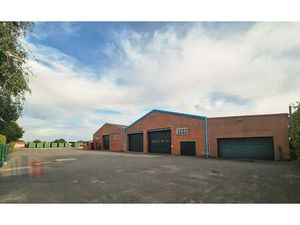 Functioneel magazijn van 860 m² met 2 sectionale poorten