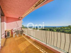 VUE EXCEPTIONNELLE - CHARGES PEU ELEVEES - SEJOUR RELATIVEMENT SPACIEUX