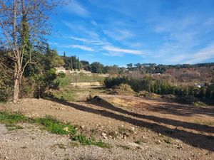 Vente terrain 630 m² à Carces (83570)  100 000 €