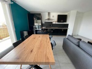 Confortable F3 meublé à neuf avec 2 places de parking sécurisées et balcon 850 CC