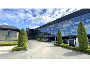 Bureau lumineux à louer près de la R8 à Courtrai