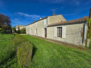 Maison Charentaise à vendre à Courçon - Un écrin de sérénité