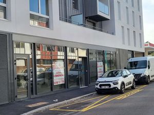 TRES BEAU LOCAL CENTRE VILLE.