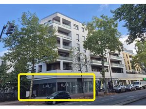 SUPERBE LOCAL AVEC GRADE VITRINE D'ANGLE.