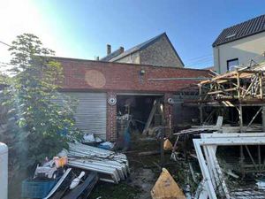 Ensemble immobilier comprenant deux garages et un parking
