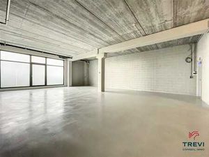 Belle surface de stockage de 140m²