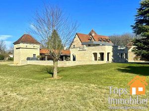 Maison en pierre entièrement rénovée de 249m2 avec piscine  cuisine d'été  toit terrasse .