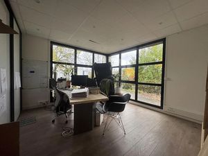 Location locaux professionnels 582.62 m² à Annecy (74000)  2 885 €