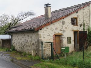 Petite maison de village avec jardinet à rénover