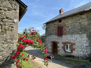 Ensemble immobilier en pierre comprenant plusieurs dépendances