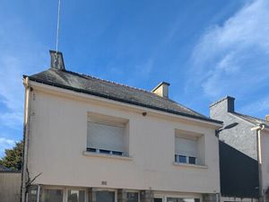 Maison à vendre à Radenac avec un local commercial loué