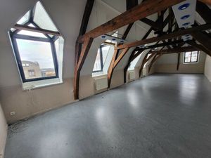 SAINT-OMER - BUREAU DE 56 78m²