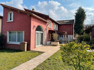 Charmante maison de 145 m2 avec un jardin arboré et dépendance proche de la gare