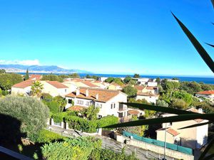 Appartement à vendre studio vue mer  garage  cave ANTIBES (06)