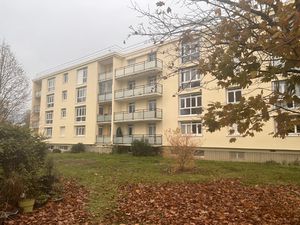 Appartement 4 pièces  cave et parking extérieur