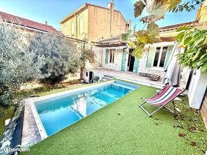 Maison d'architecte avec jardin et piscine