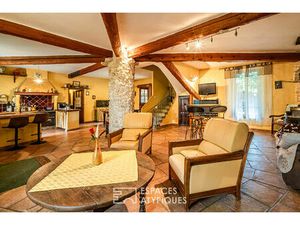 Maison vigneronne de caractère avec dépendances et grand jardin entre Narbonne et Béziers