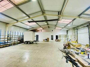 À LOUER - LOCAUX D'ACTIVITÉS - 830 M2 - SECTEUR AMIENS SUD (80