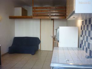 Salon ouest : 2 pièces climatisées soit 33 m² avec places de parking