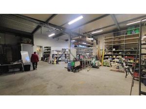 EN EXCLUSIVITE UN BATIMENT INDEPENDANT - 377 M² MANDRES LES ROSES