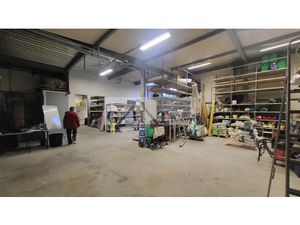 EN EXCLUSIVITE UN BATIMENT INDEPENDANT - 377 M² MANDRES LES ROSES