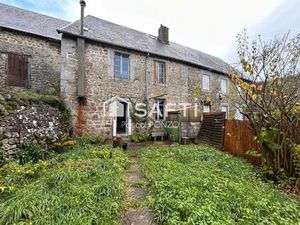 Magnifique maison de 1867 au cœur du charmant village de Magnat-l’Étrange