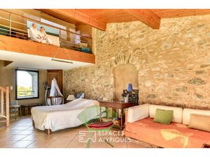 Maison de village réhabilitée sur les remparts avec remise à aménager