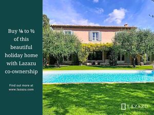 Villa pittoresque encadrée par un jardin luxuriant