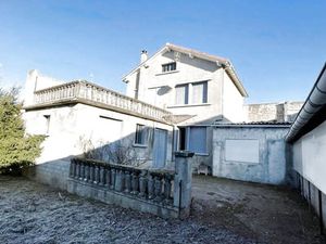 Saint-Céré  maison de ville de type3/4 avec terrasse et jard