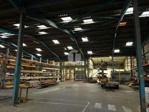 Locaux d'activités 1 800 m² à louer / Proximité A23