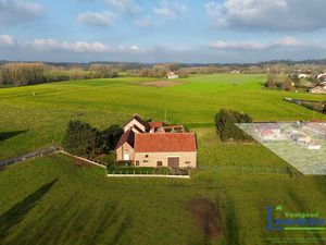 Hoeve met binnenplein  schuur  weides en bos op 3ha79a35ca