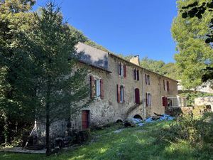 Maison située au bord de la rivière