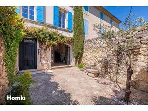 Maison de village de type 7 de 180m² édifiée sur une parcelle de 240m² à Alleins