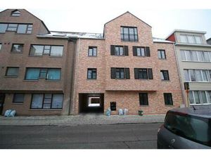 Een appartement op de benedenverdieping met 2 slaapkamers  ruim terras en carport.