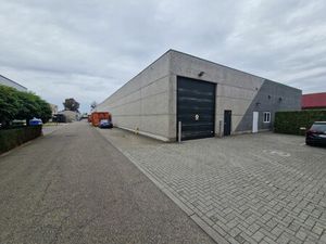 Magazijn met mezzanine te huur langs de Hinnenboomstraat 1c te Hoogstraten.