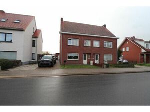 Een ruim woonhuis - halfopen bebouwing - met garage en tuin.