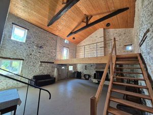 Maison en pierre de 209 m2 avec piscine et dépendances sur un terrain clos de 7075 m2